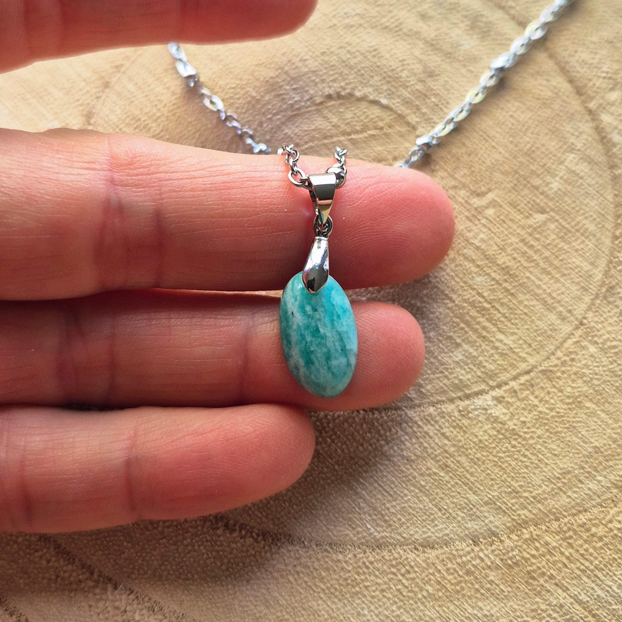 Collier en amazonite ovale 1,5 cm – pierre naturelle bleu-vert sur chaîne acier inoxydable, bijou doux et apaisant