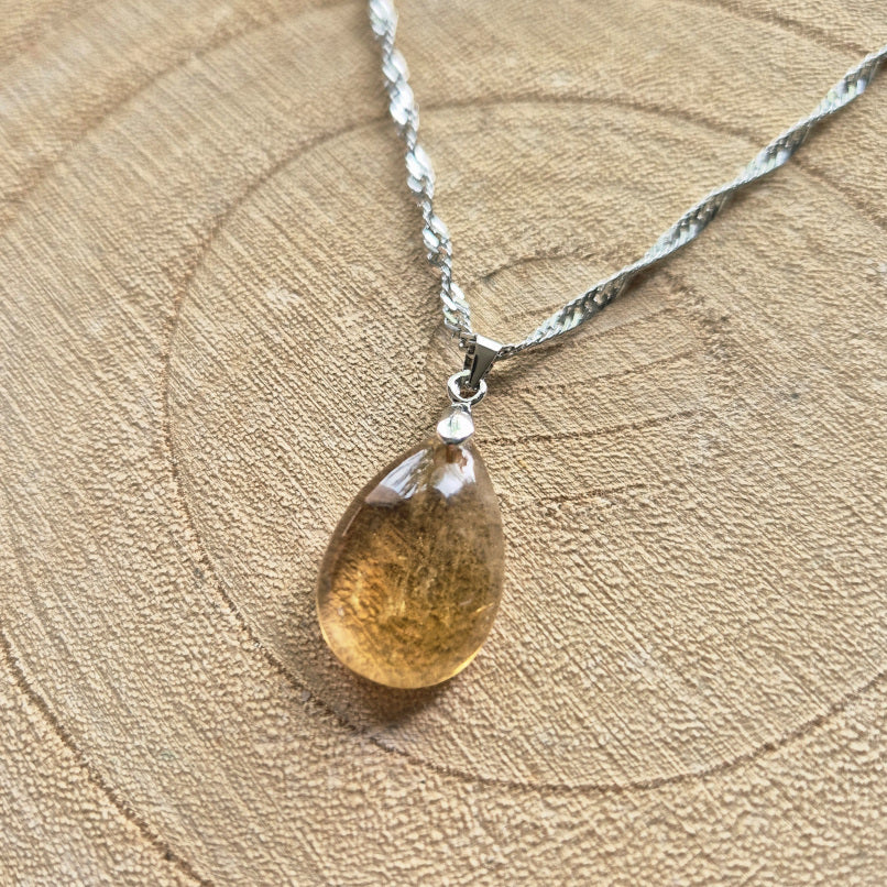 Collier en citrine naturelle goutte 2 cm – pierre lumineuse sur chaîne acier inoxydable, bijou solaire et élégant