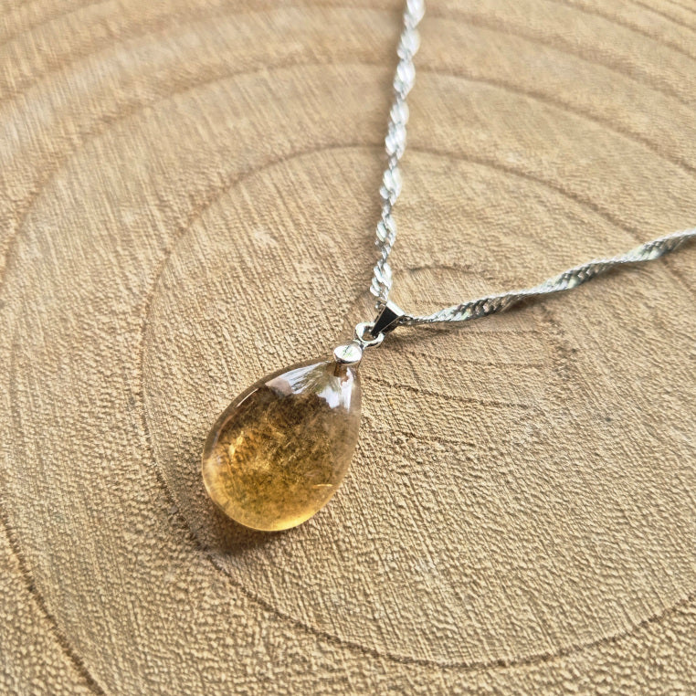 Collier en citrine naturelle goutte 2 cm – pierre lumineuse sur chaîne acier inoxydable, bijou solaire et élégant