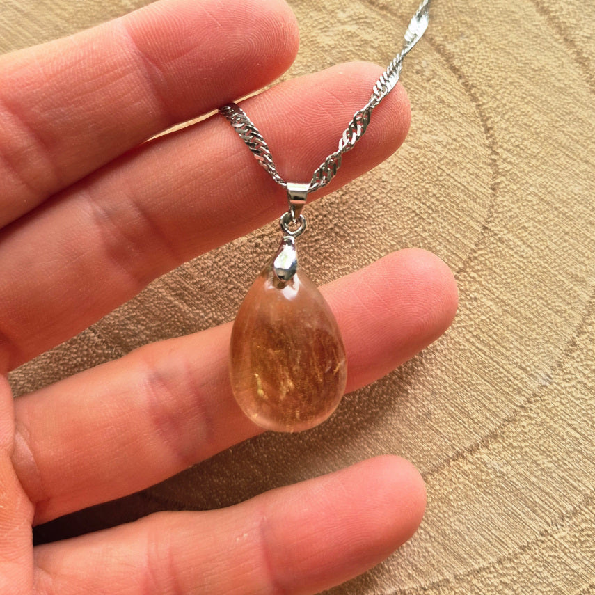 Collier en citrine naturelle goutte 2 cm – pierre lumineuse sur chaîne acier inoxydable, bijou solaire et élégant