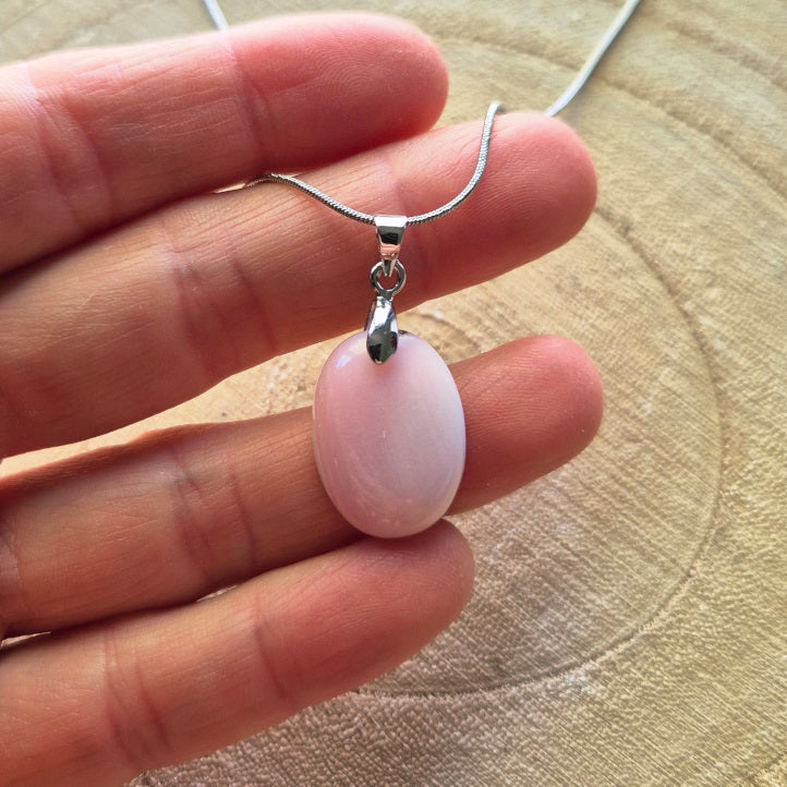 Collier en Opale Rose – petit pendentif en pierre naturelle sur chaîne acier inoxydable, bijou doux et lumineux