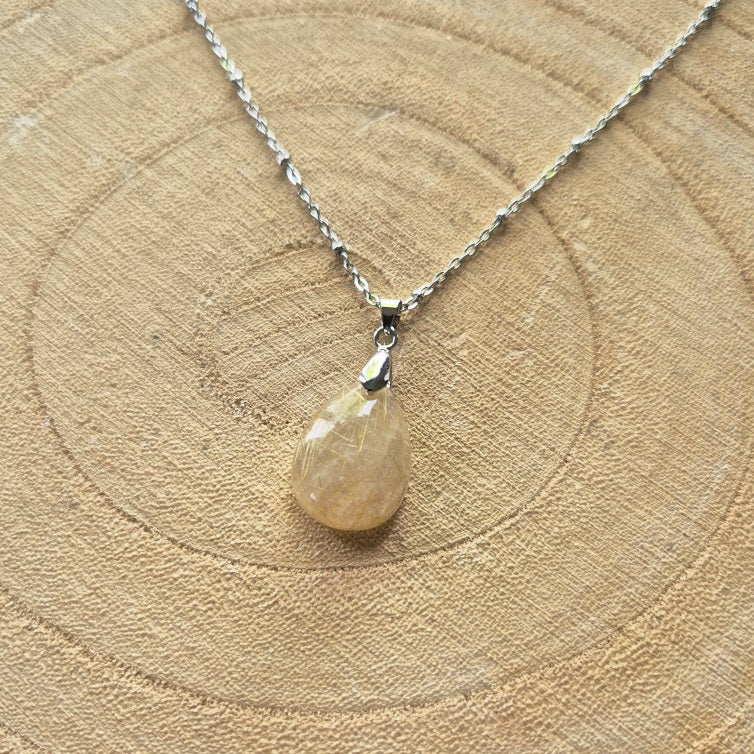 Collier en quartz rutile goutte 2 cm – pierre naturelle aux aiguilles dorées sur chaîne acier inoxydable, bijou élégant et lumineux
