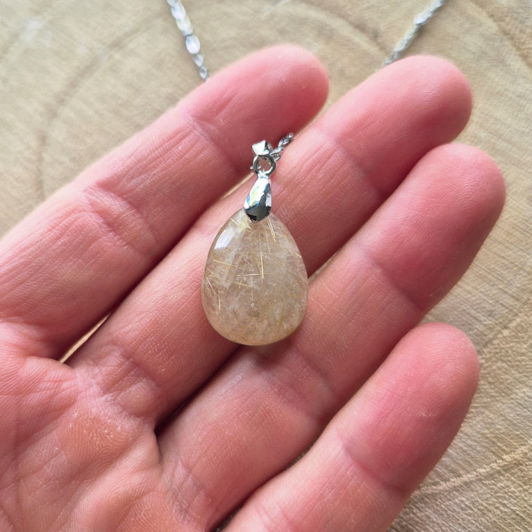 Collier en quartz rutile goutte 2 cm – pierre naturelle aux aiguilles dorées sur chaîne acier inoxydable, bijou élégant et lumineux