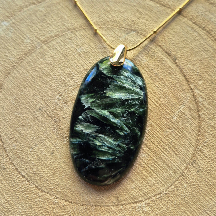 Collier en Séraphinite - pendentif pierre naturelle sur chaîne acier inoxydable, bijou apaisant aux reflets argentés