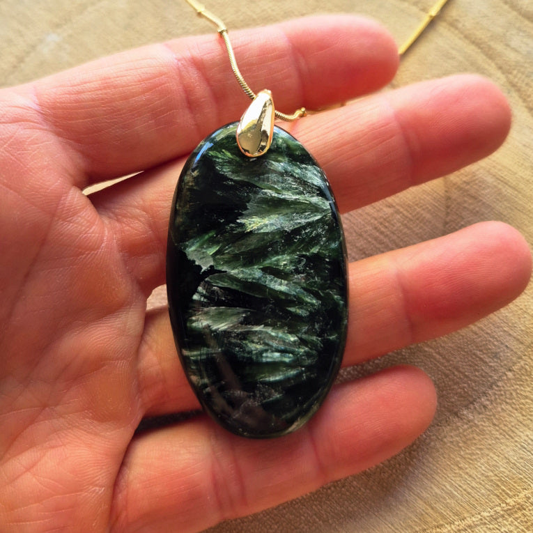 Collier en Séraphinite - pendentif pierre naturelle sur chaîne acier inoxydable, bijou apaisant aux reflets argentés