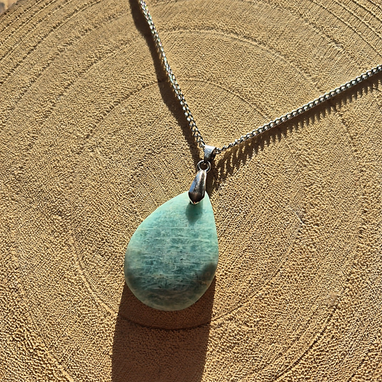 Collier avec pendentif goutte en amazonite bleu-vert sur chaîne.