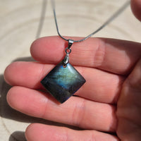 Collie Carré en Labradorite de Madagascar
