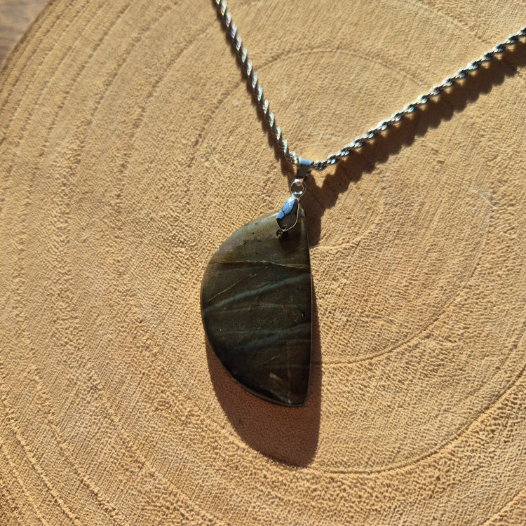 Collier en labradorite demi-cercle avec reflets bleus irisés sur chaîne.