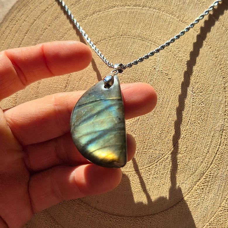 Collier en labradorite demi-cercle avec reflets bleus irisés sur chaîne.