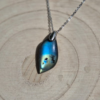 Collier Feuille en Labradorite de Madagascar