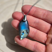 Collier Feuille en Labradorite de Madagascar