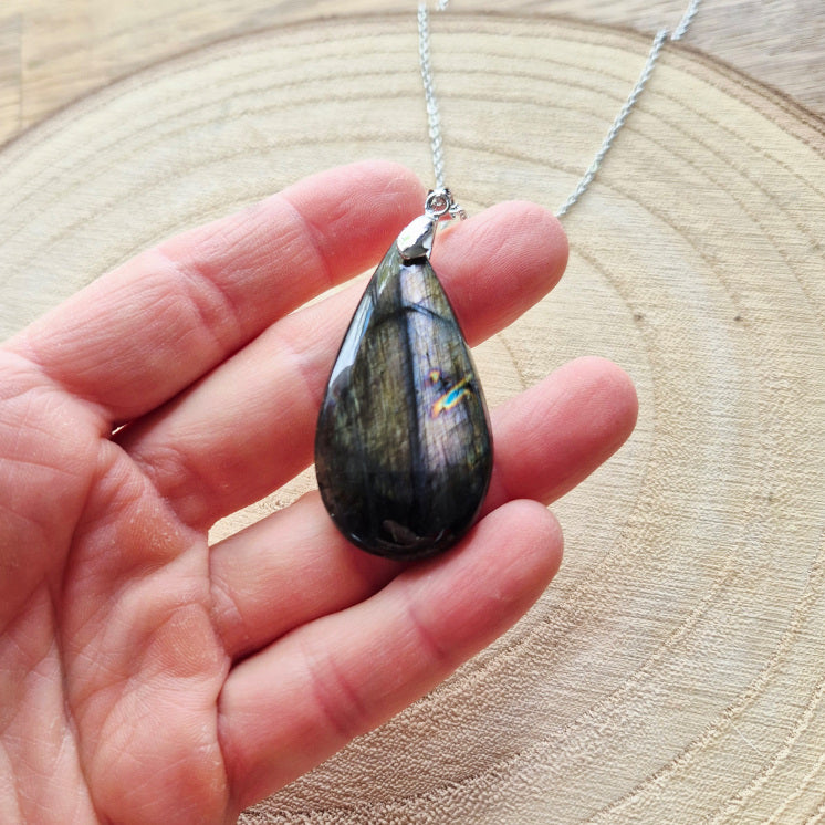Collier en labradorite goutte 4 cm – pierre naturelle irisée sur chaîne acier inoxydable, bijou mystérieux et lumineux