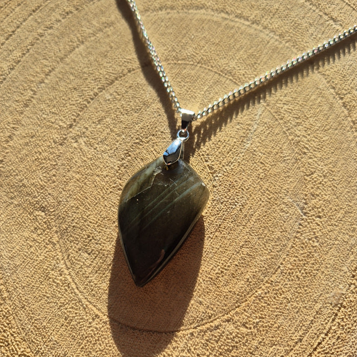 Collier avec pendentif en labradorite aux reflets bleus irisés sur chaîne.