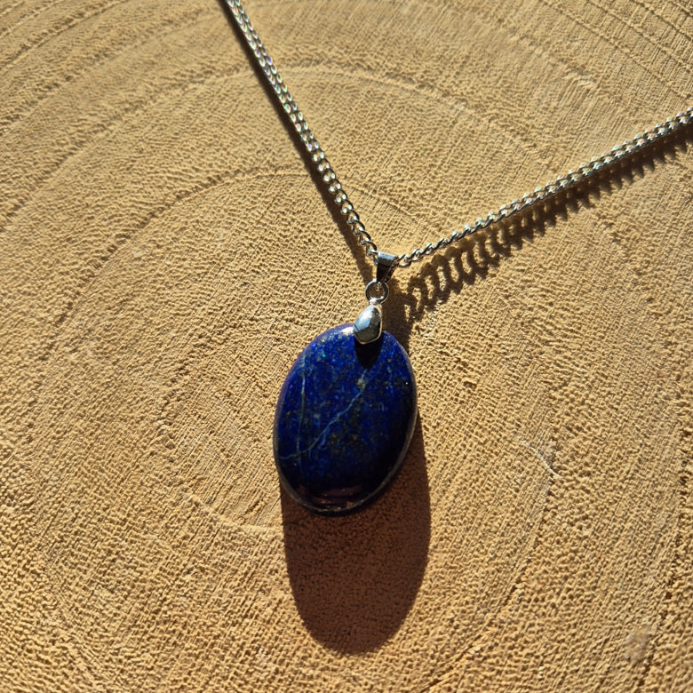 Collier avec perle boule en lapis lazuli bleu profond – création Les Secrets de G&M.