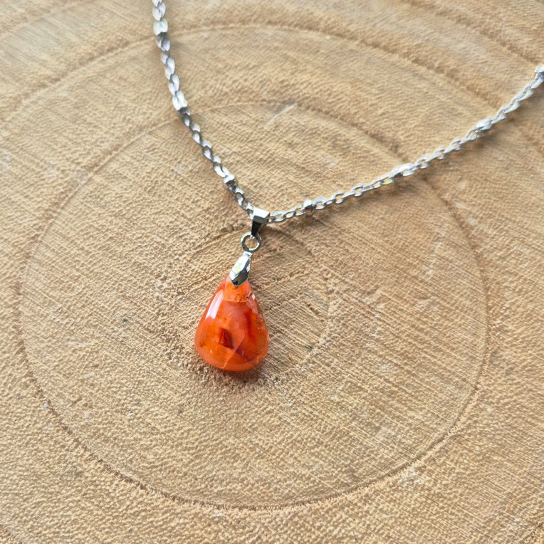 Collier en cornaline goutte 1,5 cm – pierre naturelle sur chaîne acier inoxydable, bijou lumineux et plein de vitalité
