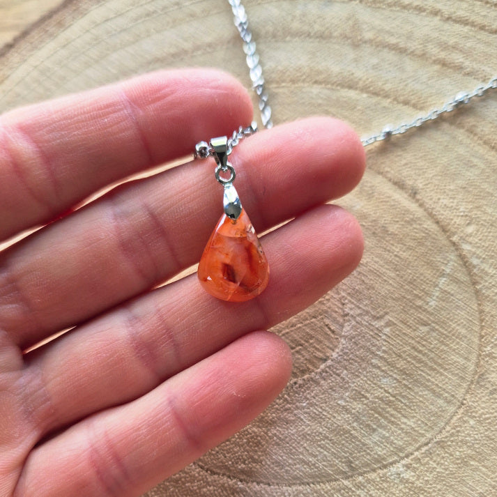 Collier en cornaline goutte 1,5 cm – pierre naturelle sur chaîne acier inoxydable, bijou lumineux et plein de vitalité