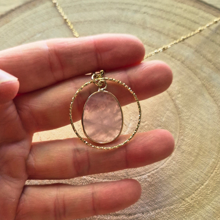 Collier en quartz rose naturel serti sur chaîne en acier inoxydable, création Les Secrets de G&M