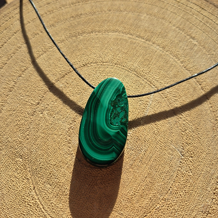 Collier avec pierre percée en malachite verte à bandes naturelles d’environ 3,5 cm.