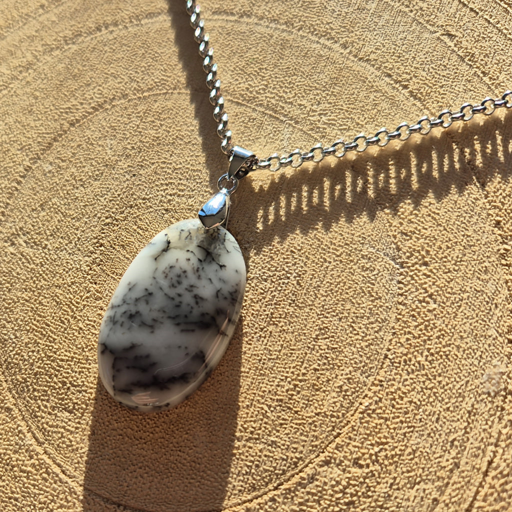 Collier avec pendentif en merlinite (opale dendritique) noir et blanc sur chaîne.