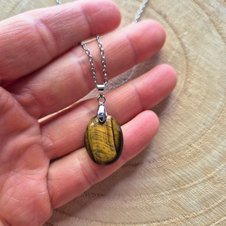 Collier en œil de tigre ovale 1,9 cm – pierre naturelle sur chaîne acier inoxydable, bijou lumineux et protecteur