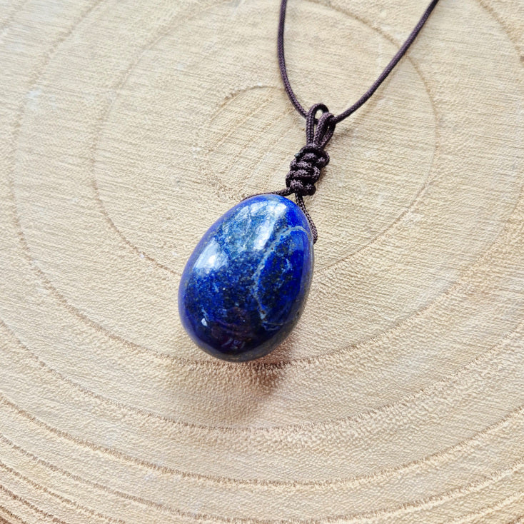 Collier en Lapis Lazuli sur cordon – pierre naturelle percée, montage artisanal rustique et authentique