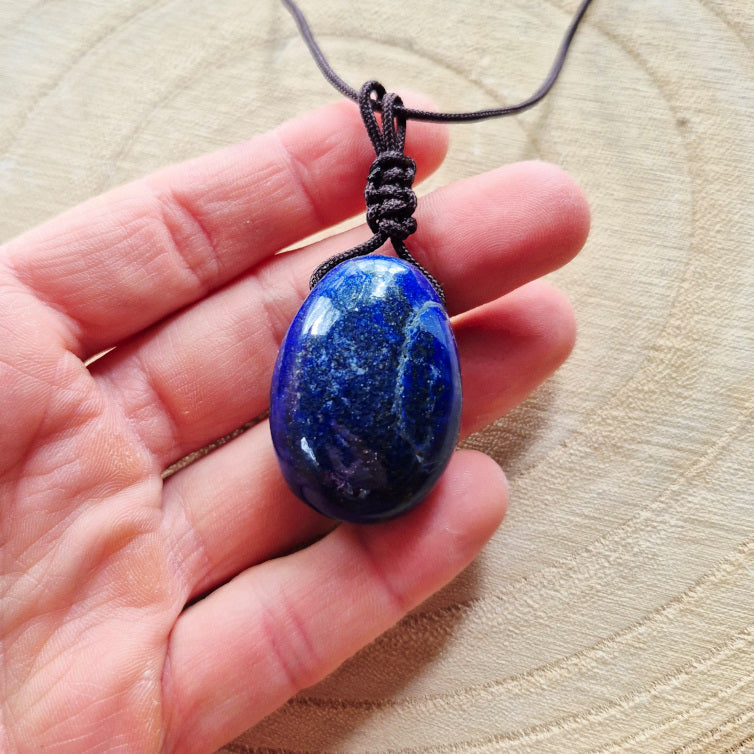 Collier en Lapis Lazuli sur cordon – pierre naturelle percée, montage artisanal rustique et authentique