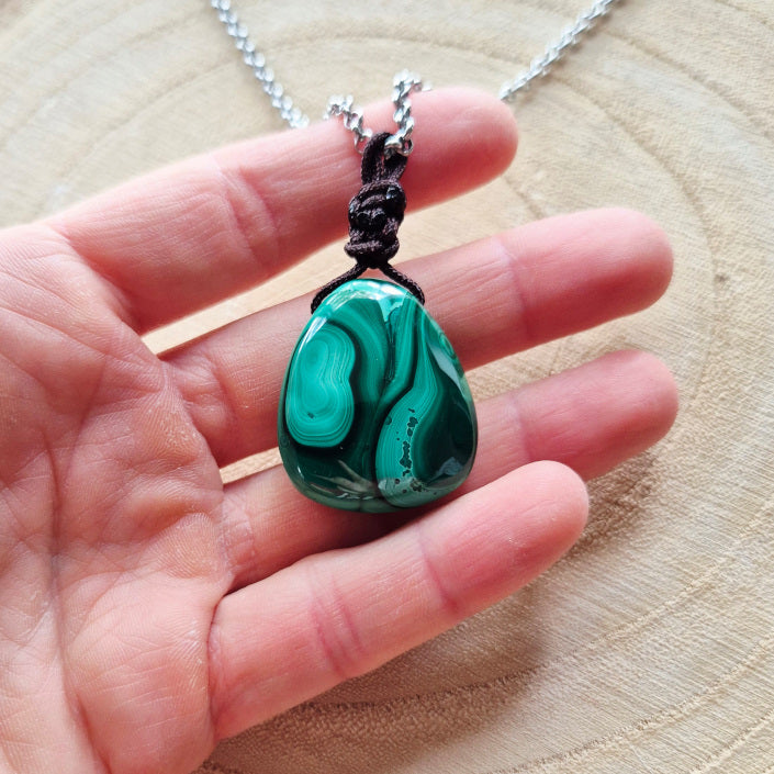 Collier en malachite sur cordon – pierre naturelle percée, montage artisanal rustique et authentique