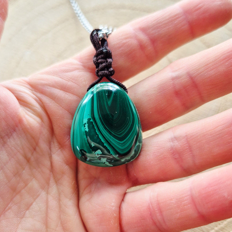 Collier en malachite sur cordon – pierre naturelle percée, montage artisanal rustique et authentique
