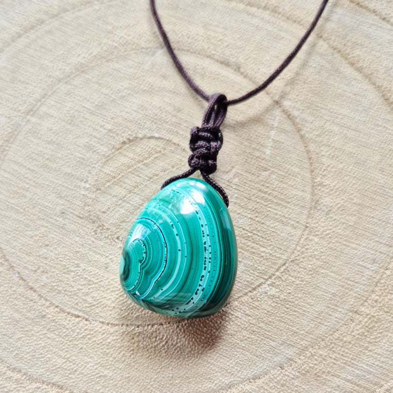 Collier en malachite sur cordon – pierre naturelle percée, montage artisanal rustique et authentique