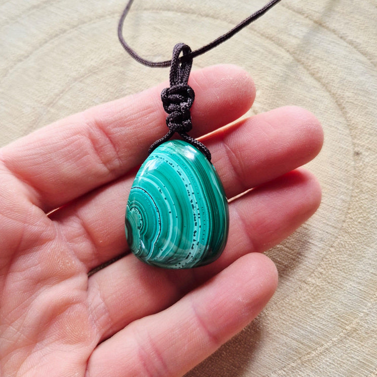 Collier en malachite sur cordon – pierre naturelle percée, montage artisanal rustique et authentique