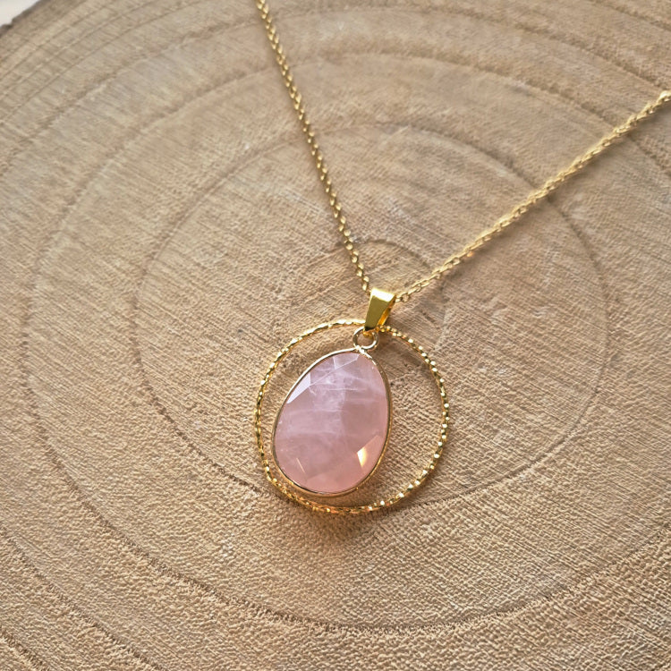 Collier en quartz rose naturel serti sur chaîne en acier inoxydable, création Les Secrets de G&M