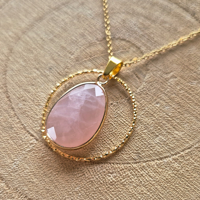 Collier en quartz rose naturel serti sur chaîne en acier inoxydable, création Les Secrets de G&M