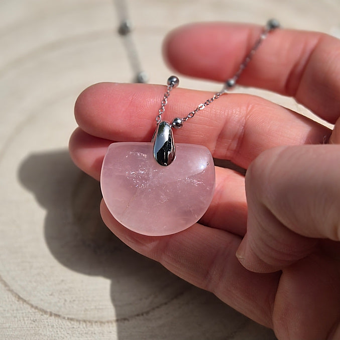 Collier Demi-Cerle en Quartz Rose