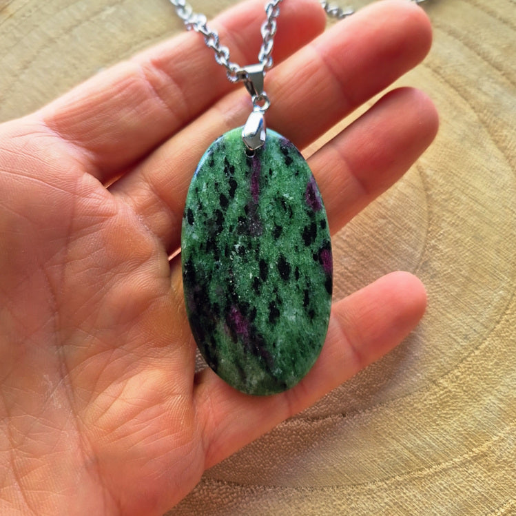 Collier en Rubis Zoïsite – pendentif en pierre naturelle sur chaîne acier inoxydable, bijou vibrant et équilibrant