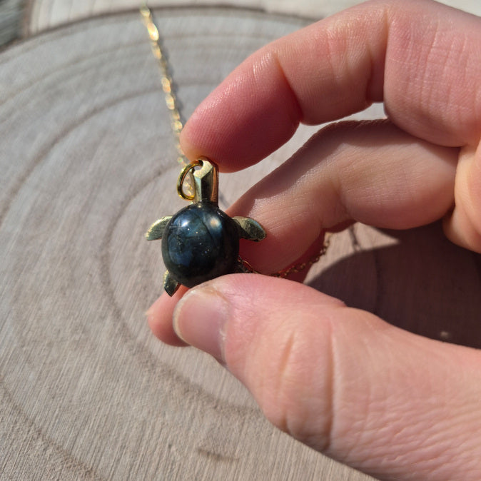 Collier Tortue en Labradorite de Madagascar
