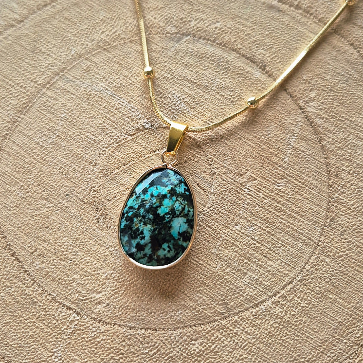 Collier en turquoise d’Afrique jaspe africain naturel monté sur chaîne en acier inoxydable