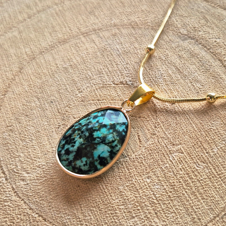 Collier en turquoise d’Afrique jaspe africain naturel monté sur chaîne en acier inoxydable