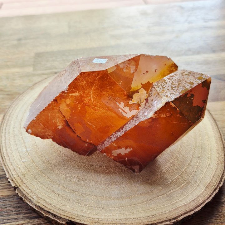 Petite druse de Quartz Mandarine naturelle aux reflets orangés, symbole de joie, de vitalité et de confiance en soi. Idéale pour réharmoniser le chakra sacré et diffuser une énergie solaire.