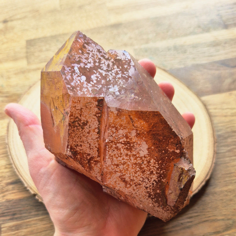 Petite druse de Quartz Mandarine naturelle aux reflets orangés, symbole de joie, de vitalité et de confiance en soi. Idéale pour réharmoniser le chakra sacré et diffuser une énergie solaire.