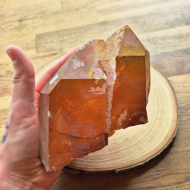 Petite druse de Quartz Mandarine naturelle aux reflets orangés, symbole de joie, de vitalité et de confiance en soi. Idéale pour réharmoniser le chakra sacré et diffuser une énergie solaire.