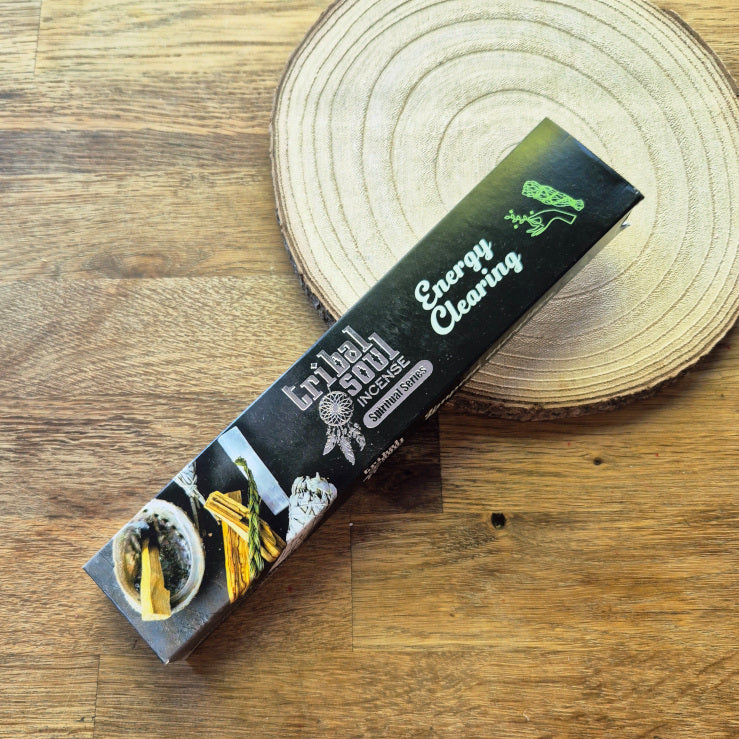 Boîte d’encens Tribal Soul Nettoyage Énergétique, associant sauge blanche et palo santo. Idéal pour purifier un lieu, chasser les énergies négatives et rétablir l’harmonie spirituelle.