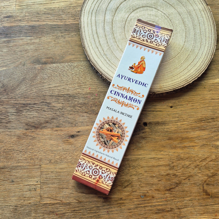 Boîte d’encens ayurvédique à la cannelle, 15 g, au parfum épicé et réconfortant. Idéal pour stimuler l’énergie, purifier l’air et créer une ambiance chaleureuse et positive.