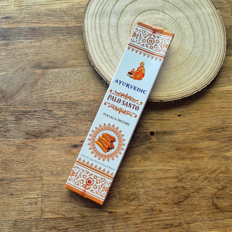 Boîte d’encens ayurvédique Palo Santo, 15 g, au parfum sacré et purifiant. Idéale pour la méditation, le nettoyage énergétique et l’élévation spirituelle.