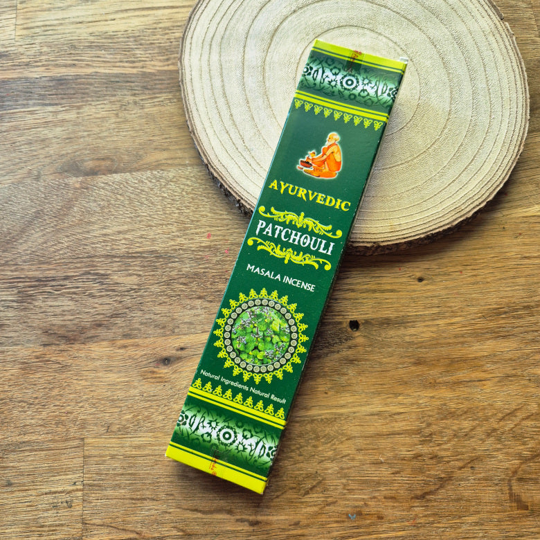 Boîte d’encens ayurvédique Patchouli, 15 g, au parfum terreux et envoûtant. Idéal pour favoriser l’ancrage, apaiser l’esprit et harmoniser l’énergie d’un lieu.