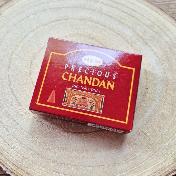Boîte d’encens en cônes HEM Chandan, au parfum chaleureux de bois de santal. Idéal pour la méditation, la purification et l’élévation spirituelle des lieux sacrés.