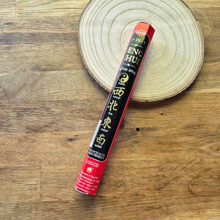 Boîte d’encens HEM Feng Shui, symbole d’équilibre et d’harmonie des énergies. Parfait pour purifier l’espace, favoriser la sérénité et rétablir le flux énergétique positif.