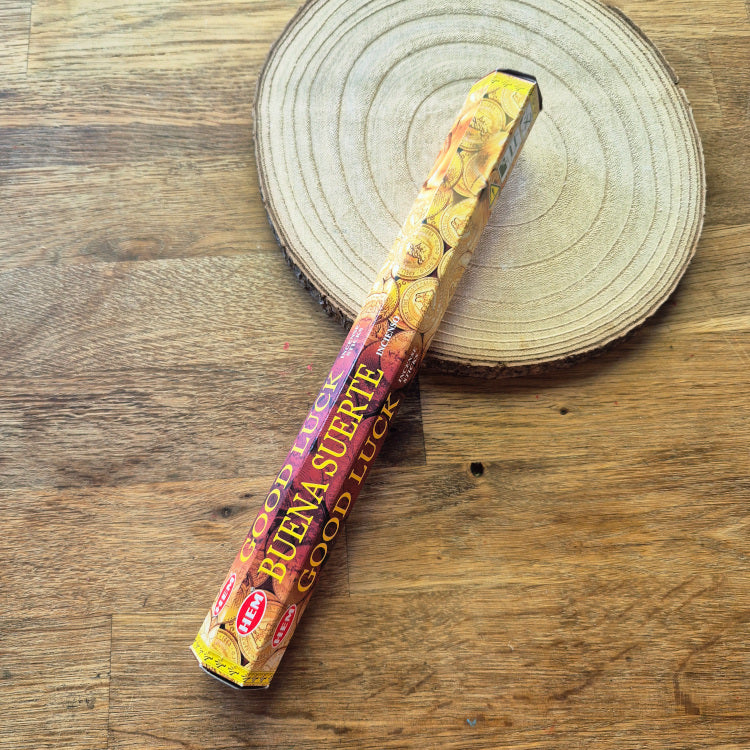 Boîte d’encens HEM Bonne Chance, symbole de prospérité et d’énergie positive. Idéale pour attirer la chance, la réussite et purifier l’atmosphère avant un nouveau projet.