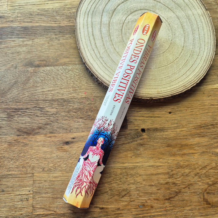 Boîte d’encens HEM Vibrations Positives, symbole d’énergie lumineuse et de purification. Parfait pour élever la fréquence d’un lieu, attirer la joie et favoriser la paix intérieure.