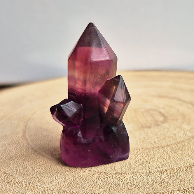 Figurine cristaux sculptée en fluorite violette naturelle, pierre décorative d’apaisement et de clarté