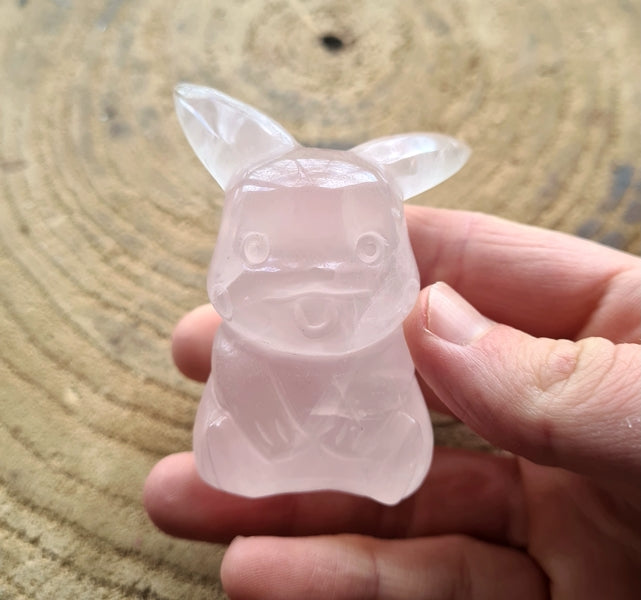 Figurine pikachu en quartz rose